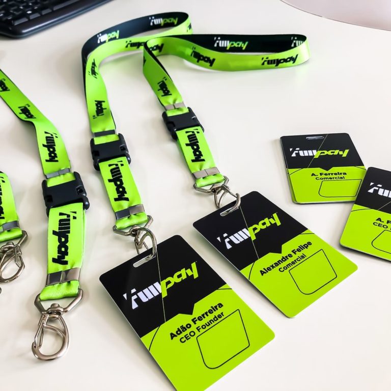 Crachás-e-Cordões-Personalizados